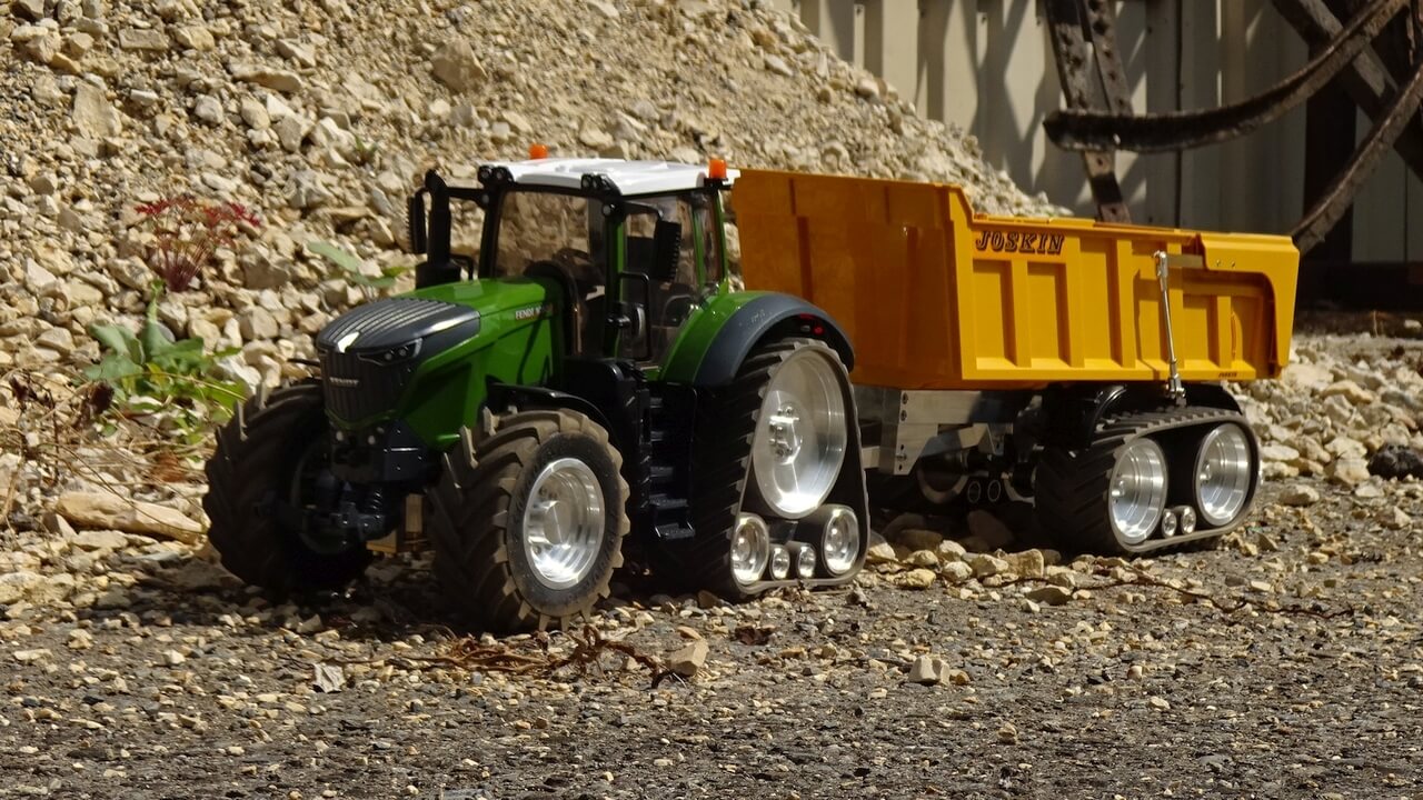 Kettenschlepper Und Joskinkipper Mit Kettenlaufwerk 3